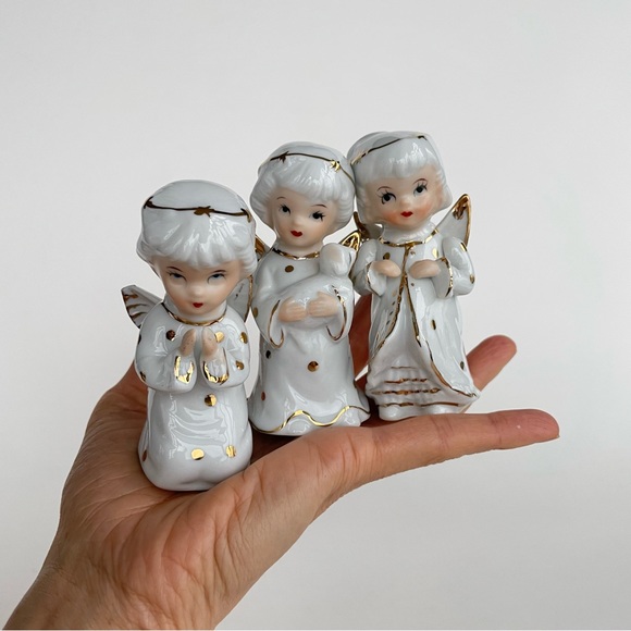 A Set of Three Vintage Porcelain Angel Figurines - Picture 2 of 16